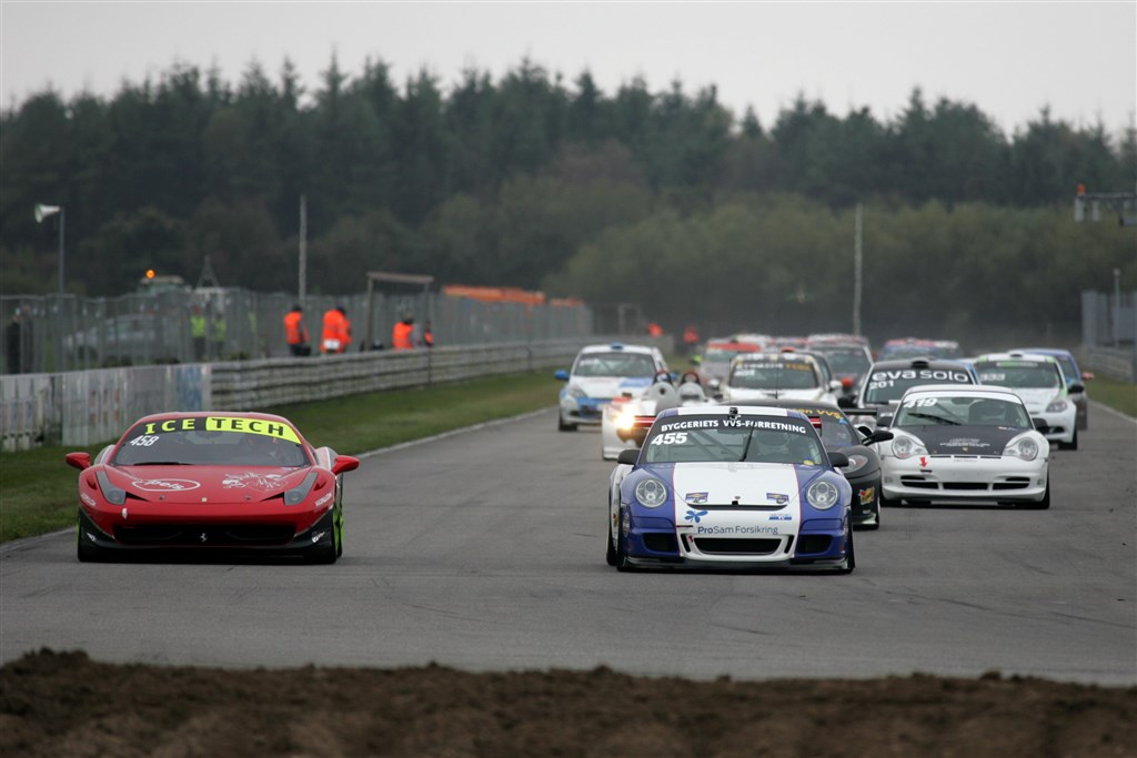 Ferrarier og Porsche dominerede den forreste ende af feltet i finalen i Danish Endurance Championship
(Foto: Henning Smed / <A HREF=http://www.danskerbiler.dk/danskerchassiser/index.php TARGET=blank >DanskerBiler.dk</A>)